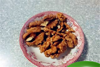 核桃汁怎么洗掉，剥核桃为什么手会黑还洗不掉？图2