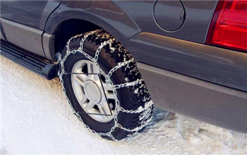 下雪天车子轮胎上装的什么1