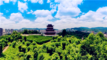 2024年4月份去贵州旅游穿冲锋衣合适吗1