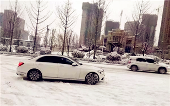 下雪天车子停在室外被树砸了谁的责任3