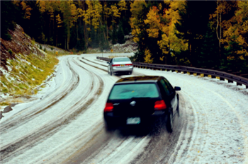 雪天开车需要打开防侧滑吗3